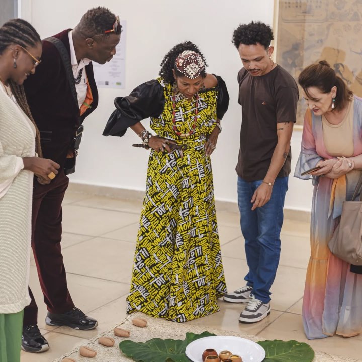 Rainha Diambi Kabatusuila visitando a exposição de Rafael Vaz
Foto: Lukas Fidelis